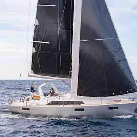 Floor Retreat Portmor- Sea, & Balcony * Slievebane