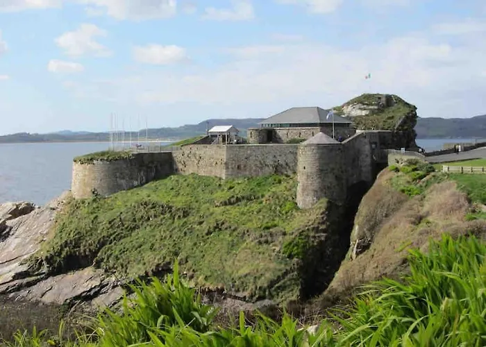 Floor Retreat Portmor- Sea, & Balcony דירה Slievebane