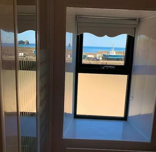 Floor Retreat Portmor- Sea, & Balcony דירה *