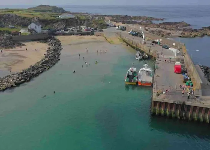 Floor Retreat Portmor- Sea, & Balcony דירה *